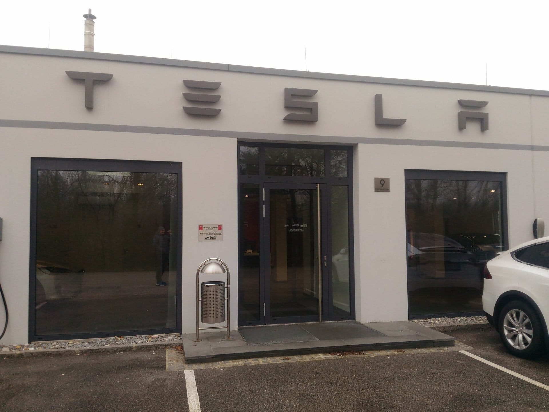 Заправка TESLA Supercharger в австрийском Трауне? Нет, целый магазин