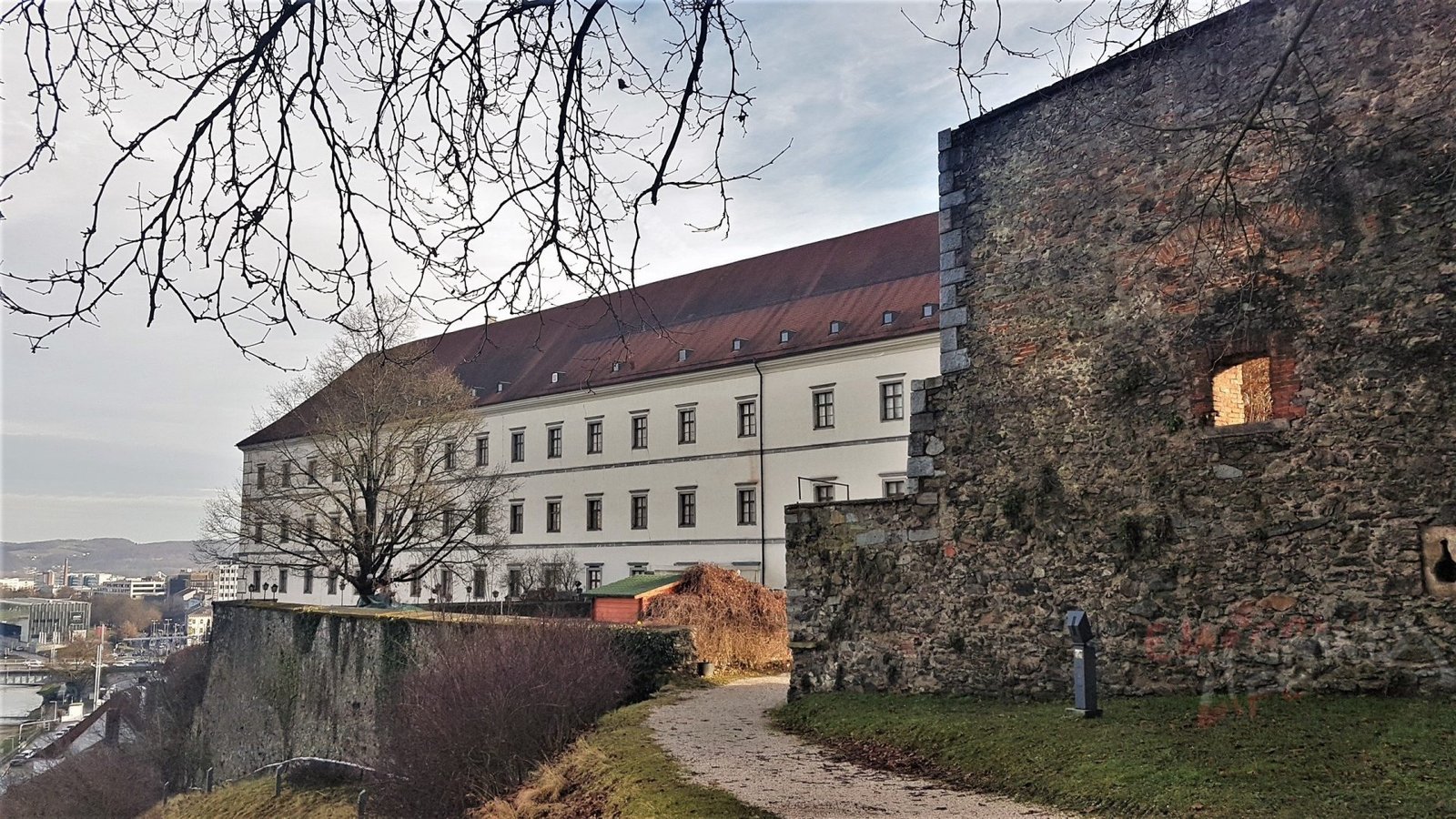 Замок Линца. Вид с берега Дуная. Линц. Австрия. Январь 2018