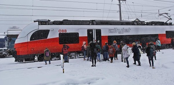  Первые австрийские школы закрыты из-за зимнего хаоса