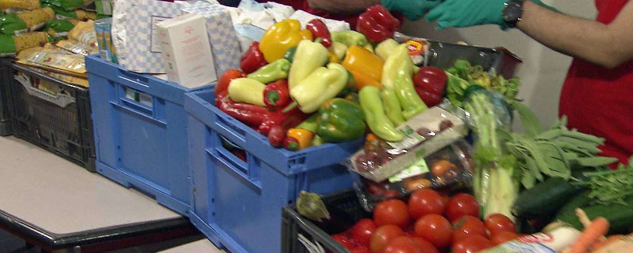 Австрийские торговые сети не хотят раздавать просроченные продукты даром