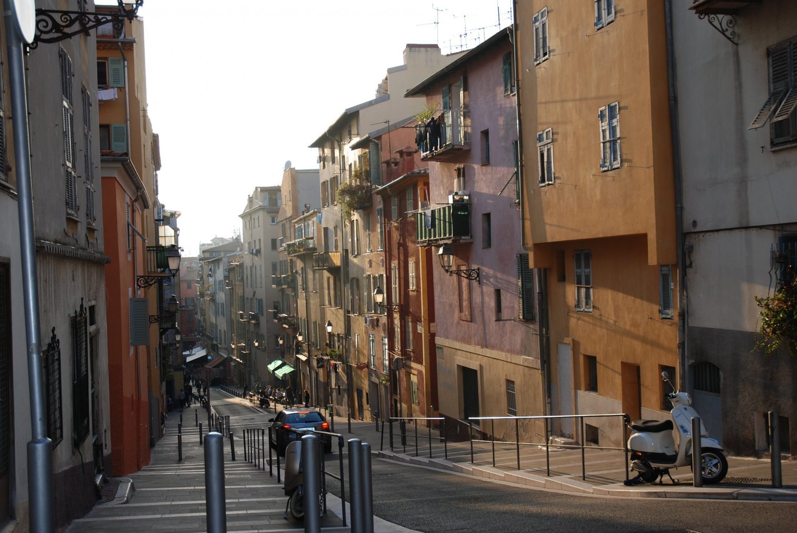 Улочка в центре города, Ницца, Франция. Апрель 2011