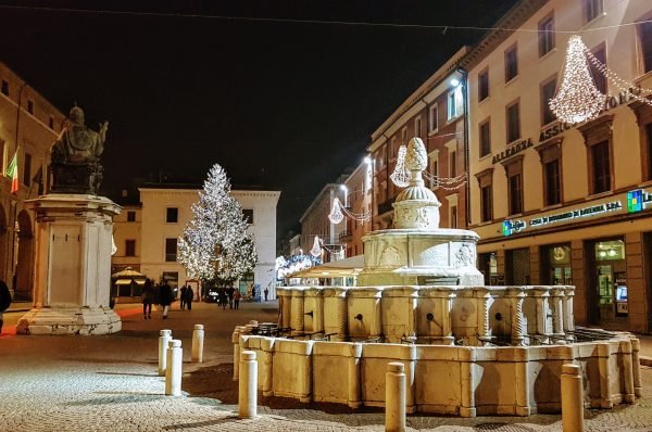 Площадь Кавур, Римини, Италия. Декабрь, 2018