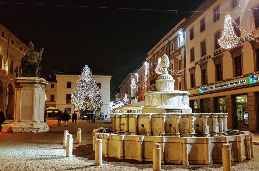  Площадь Кавур, Римини, Италия. Декабрь, 2018