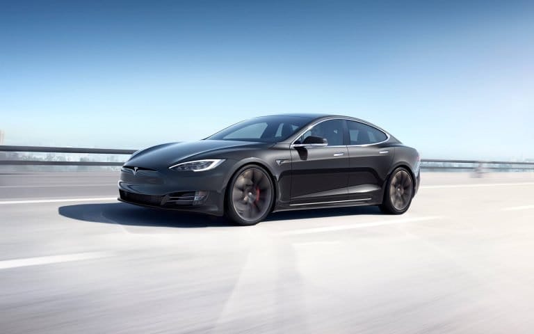 СМИ Австрии: водитель Tesla опозорился на заправке