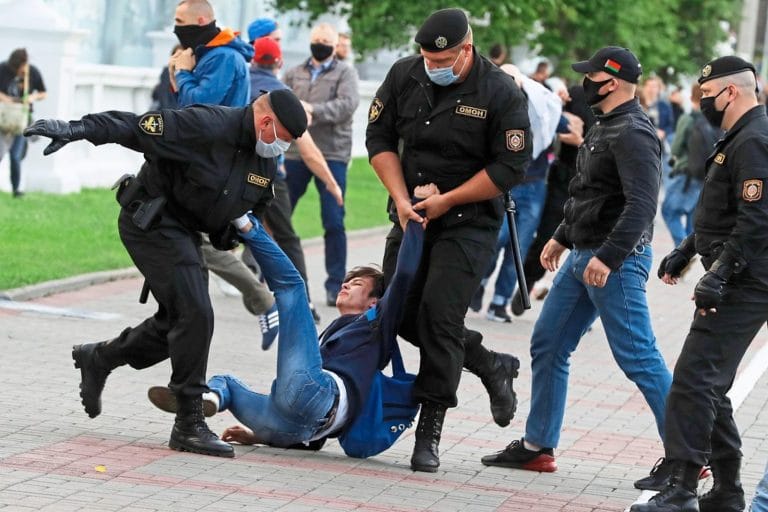 СМИ Австрии: милиция применяет силу, протестующим в Беларуси грозят длительные сроки