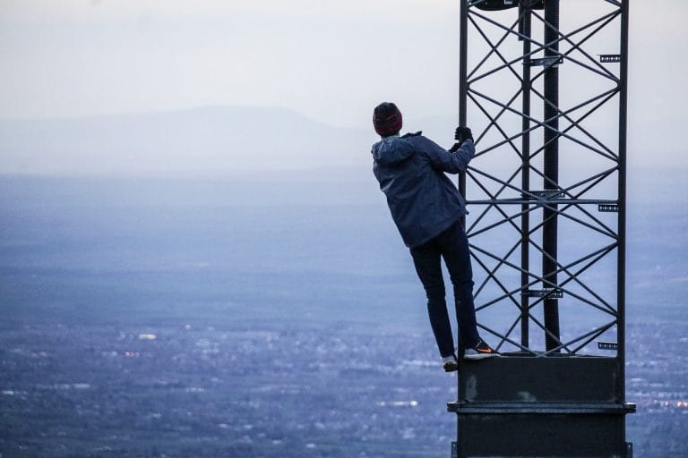 СМИ Австрии: отрицатели Covid-19 хотят уничтожить 5G вышки сотовых телефонов