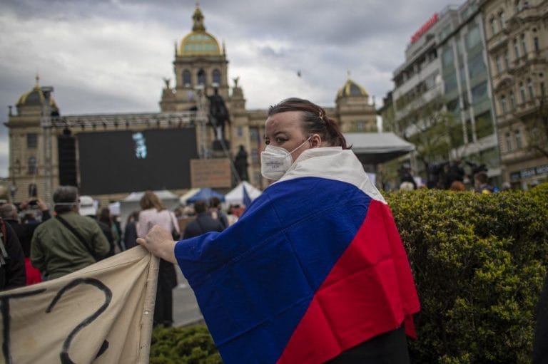 Тысячи чехов провели демонстрацию против президента Земана в Праге