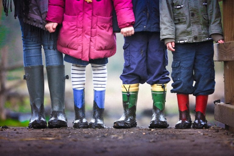 Исследование показывает: бездетные люди счастливы, как родители