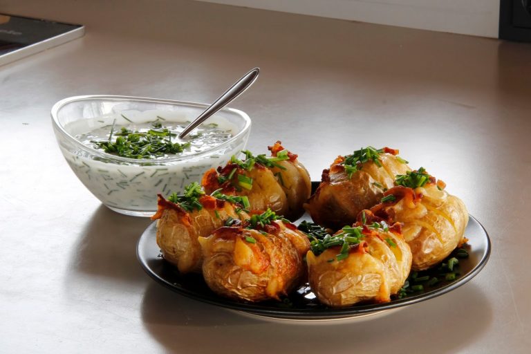 Австрийский запечённый картофель с соусом из чеснока