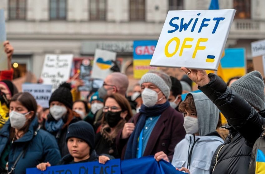  СМИ Австрии: Россия становится экономически изолированной — банки отделяются от SWIFT