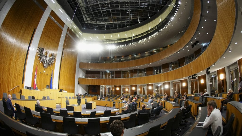 СМИ Австрии: парламент открылся в Вене без посла России