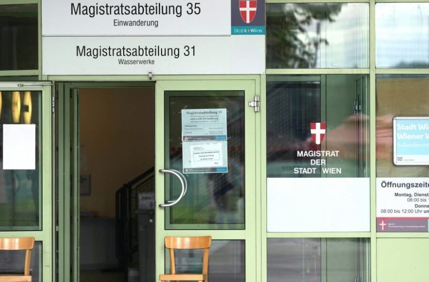  СМИ Австрии: большое число желающих попасть на приём в венский магистрат для получения гражданства