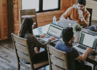 Две трети сотрудников лишь изображают продуктивность на работе