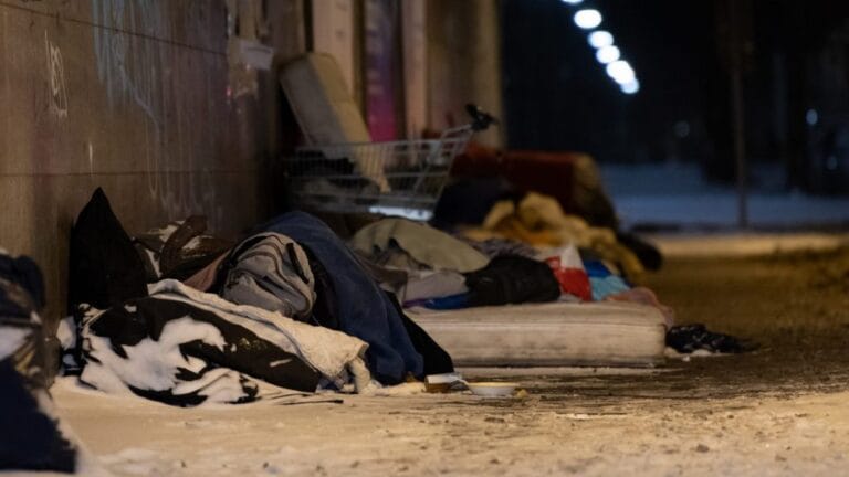 «Никто не должен замёрзнуть»: Caritas помогает бездомным в Вене