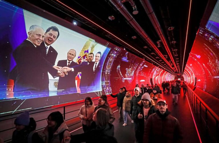 Выставка в Москве рисует сказочную Россию Путина