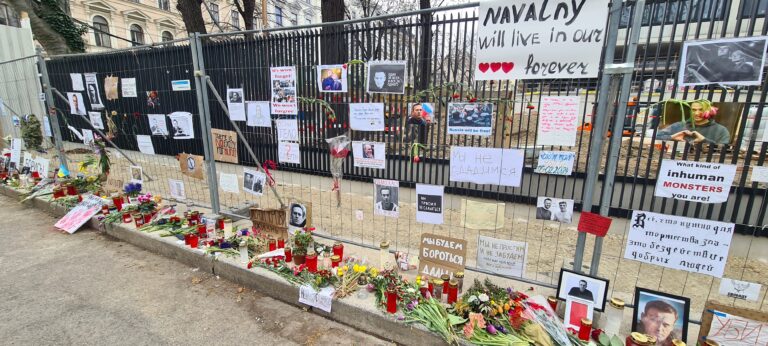 Мемориальный конфликт перед посольством России в Вене