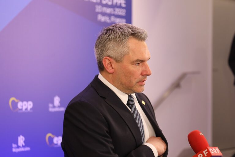 Историческое поражение ÖVP: Нехаммер теряет лидерство, FPÖ вырывается вперёд