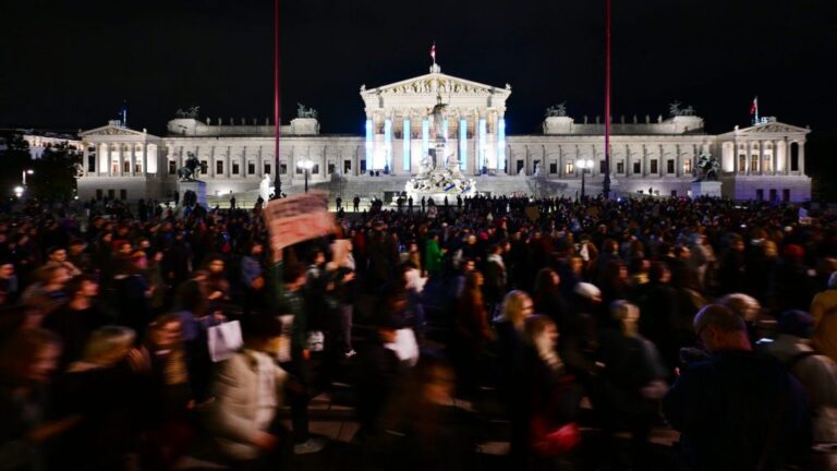 В Вене прошла массовая демонстрация против участия FPÖ в правительстве