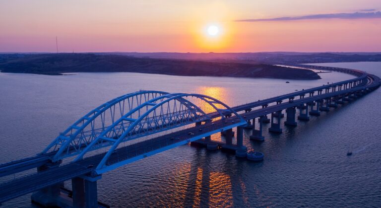 Российская защита Керченского моста оказалась сделана из бочек для огурцов
