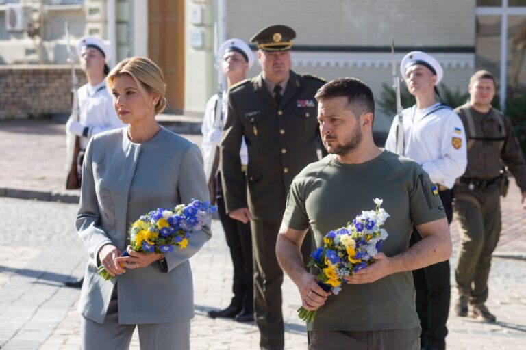 Несмотря на снижение рейтинга, Зеленский остаётся для украинцев подходящим президентом