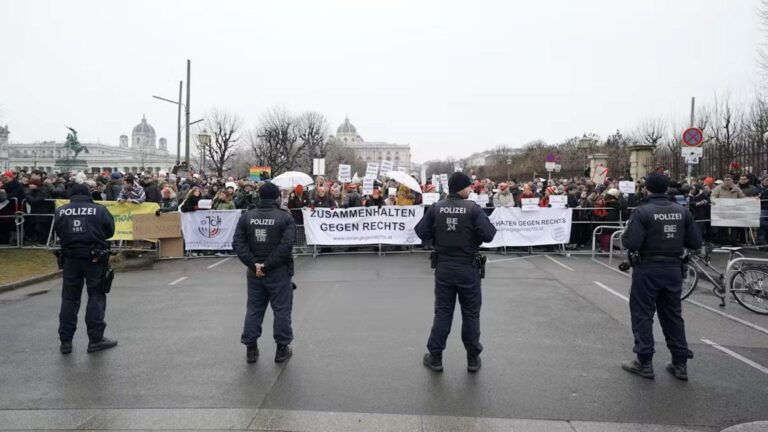 «Ван дер Беллен, выгони его!» — протесты против Кикля набирают обороты