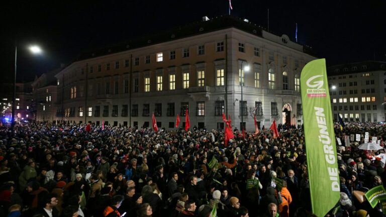 Тысячи протестующих в Вене и регионах выступили против возможной коалиции с FPÖ
