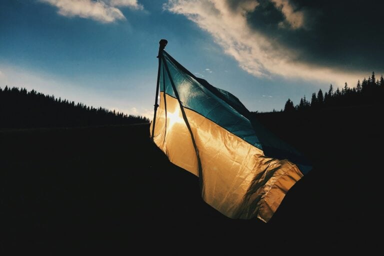 Молодым мужчинам разрешили покидать Украину