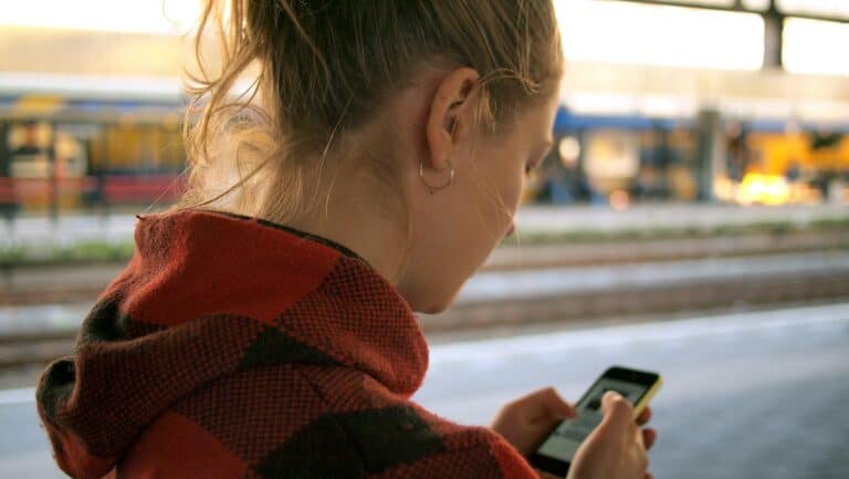Виноват не смартфон, а родители: причина проблем со сном у подростков