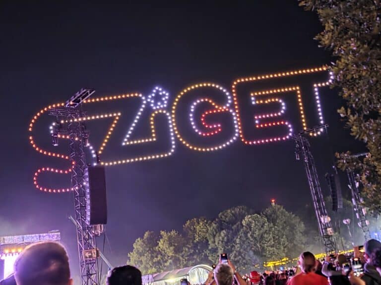 Sziget 2025. Часть 4. Первый день: Papa Roach, Charli XCX, Empire of the Sun