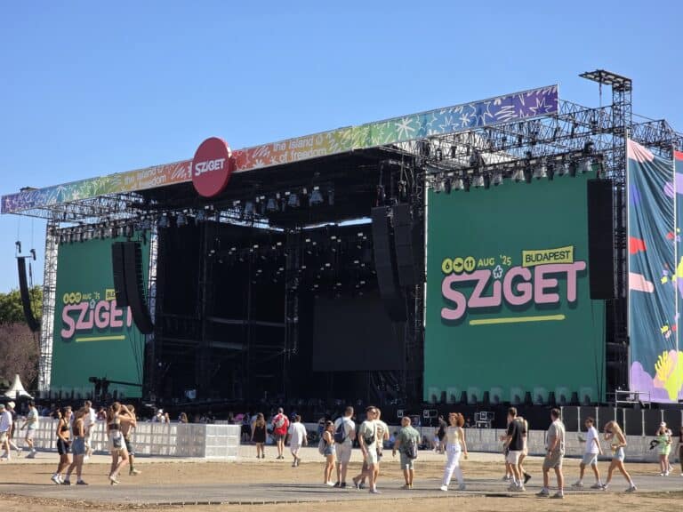 Sziget 2025. Часть 6. Третий день: Scarlet Pleasure — The Kooks — Kid Cudi — Caribou — Amelie Lens